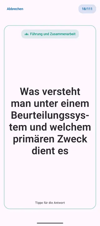 Lernkarte in der App, Vorderseite mit der Frage: Was versteht man unter einem Beurteilungssystem und welchem primären Zweck dient es