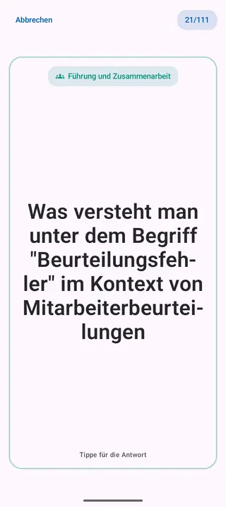 Lernkarte in der App, Vorderseite mit der Frage: Was versteht man unter dem Begriff „Beurteilungsfehler“ im Kontext von Mitarbeiterbeurteilungen
